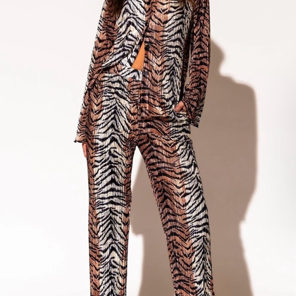 Long Sleeve Plissé Set in Go Get 'Em Tiger - Picture 2 of 5